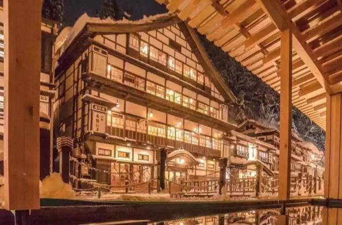 日本最美温泉，犹如误入《千与千寻》的世界，浪漫从雪后美景开始