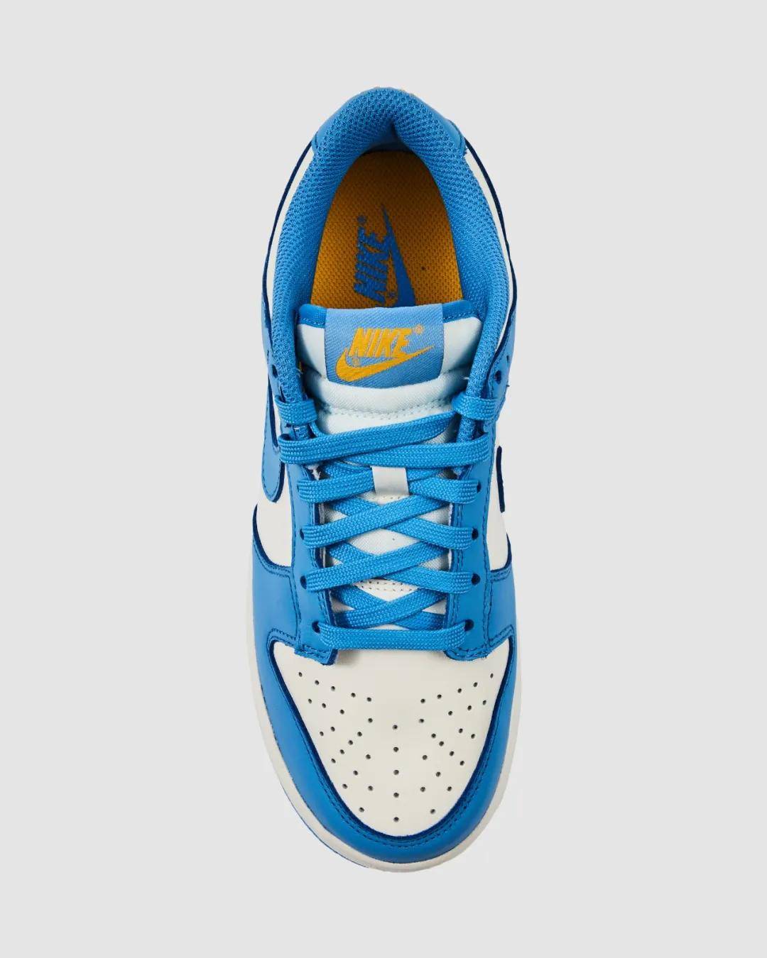 此番以dunk low造型呈现其中一双以人气北卡蓝呈现nike dunk 鞋型