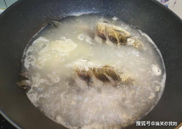 時間不要太長,把魚湯燉白即可,燉時間過長的話,魚肉口感會發柴