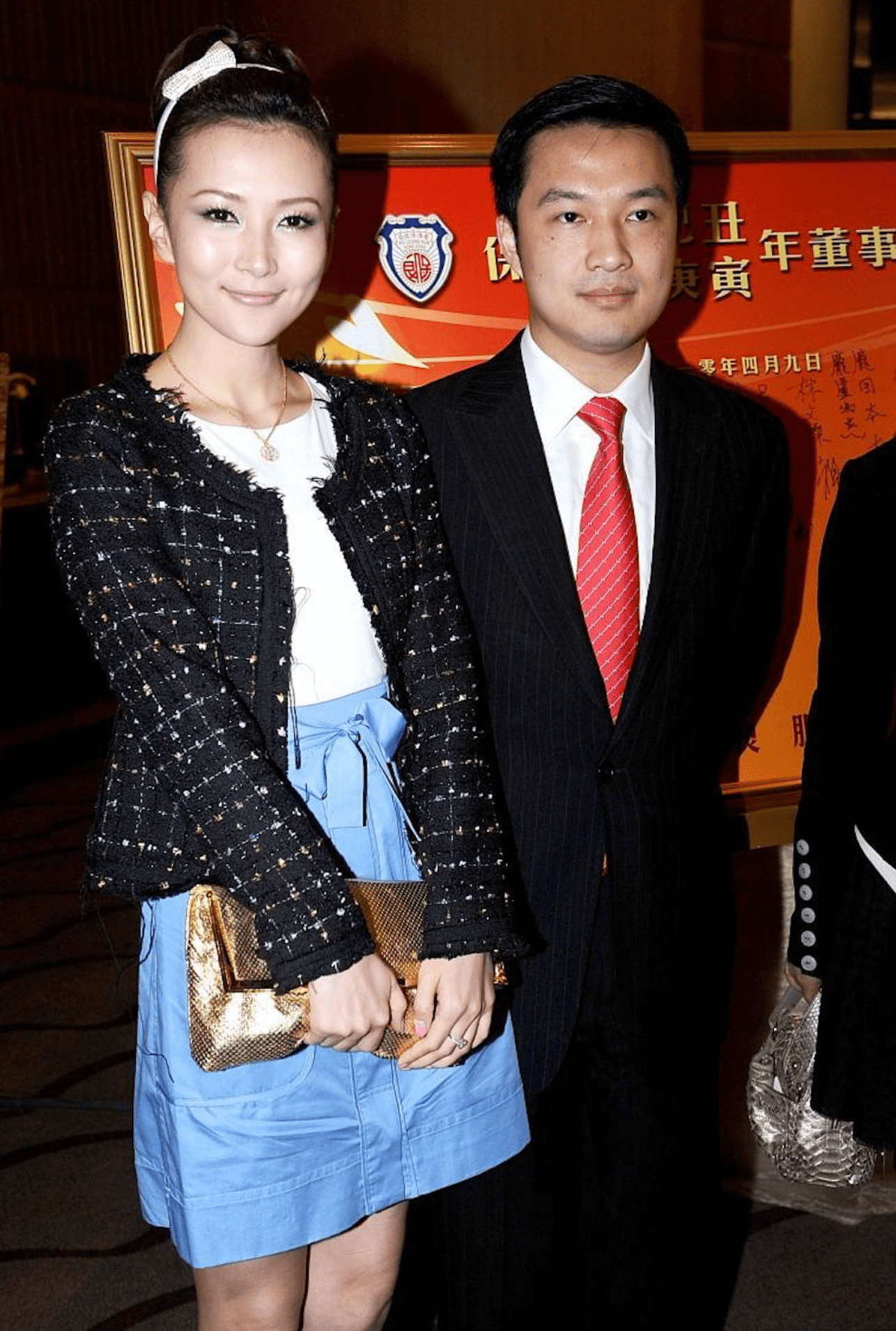 诸葛紫岐懒理丈夫卖楼套现纾困,戴百万钻戒出街,行头颜面不可失