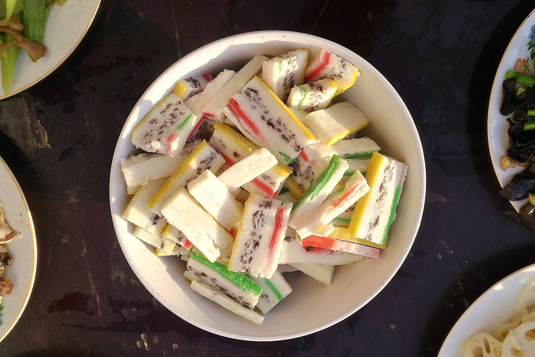 9个凉盘的中间有一道特色美食,叫做"稷山酿菜",这是只有在春节和寿宴