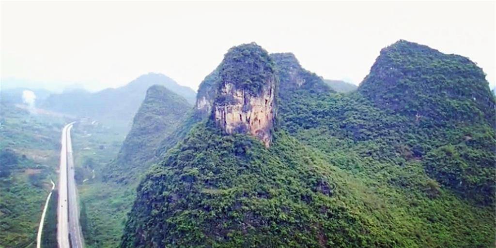 广西有一座石头山,四周都是绝壁没有路,山顶上却有人工痕迹_手机搜狐