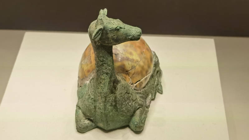 国家博物馆收藏的嵌贝鹿形铜镇欣赏