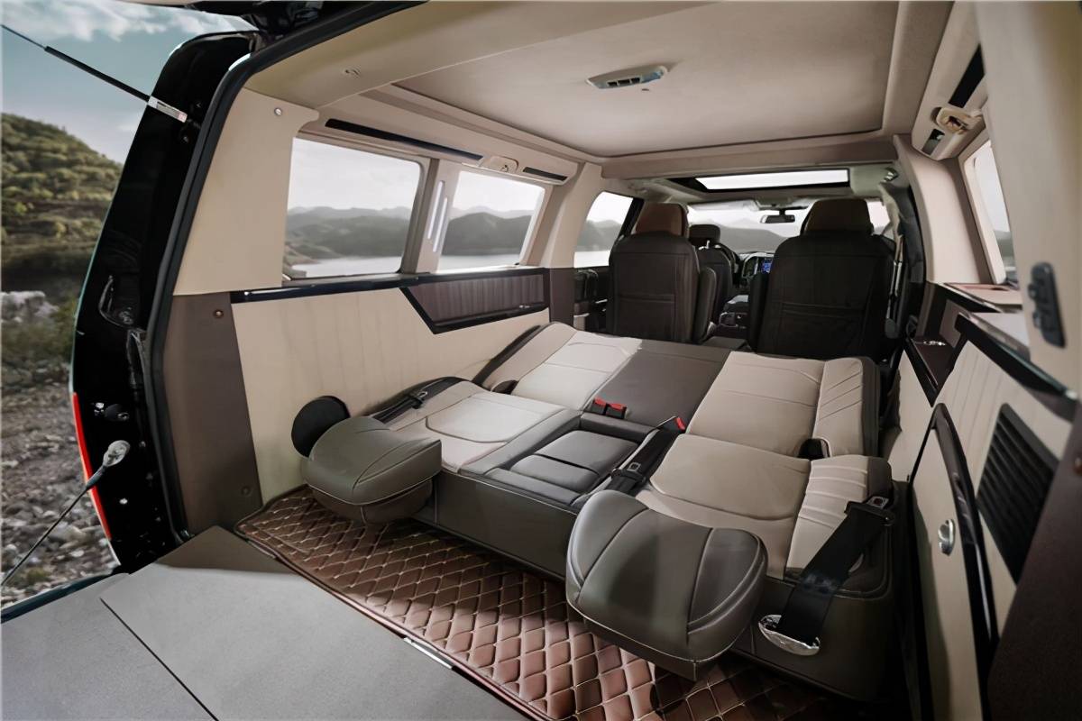 再看一下第三排的空间,头部空间比较局促,由于福特勇猛者是基于f10的