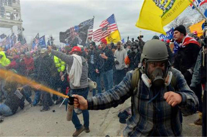 华盛顿被迫"封城"!2.5万美军荷枪实弹,特朗普将作出轰动决定