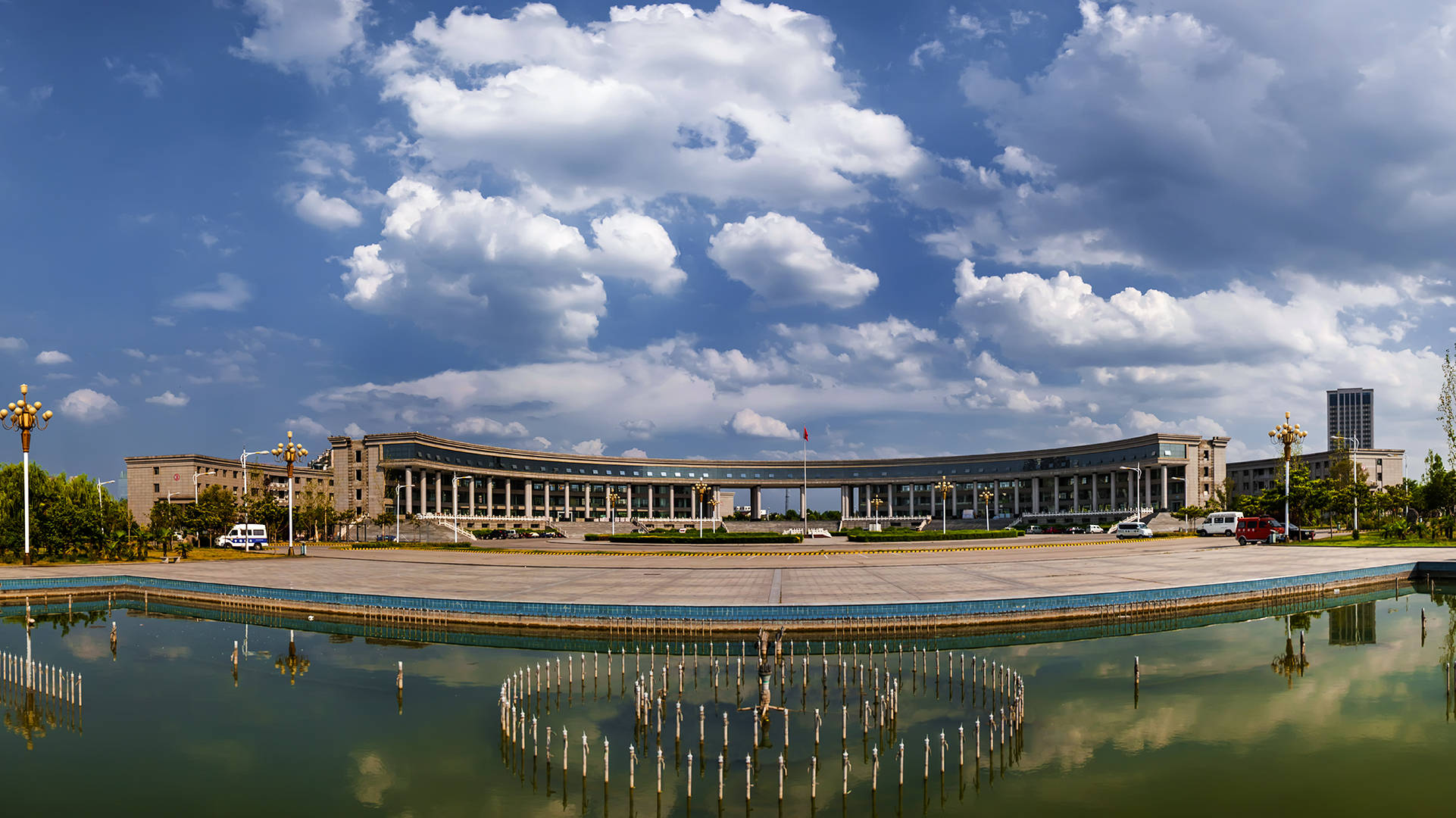 市委书记掌掴秘书长惹争议:无论成人还是孩子,都应学会控制情绪