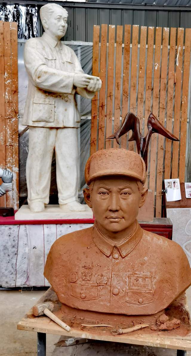 原创湖北宜昌雕塑家为抗美援朝英雄塑雕像凭口述完成亲属说很像