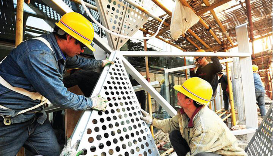 农民工月均收入4072元 铝板安装工工资是他们的3倍 你信吗?
