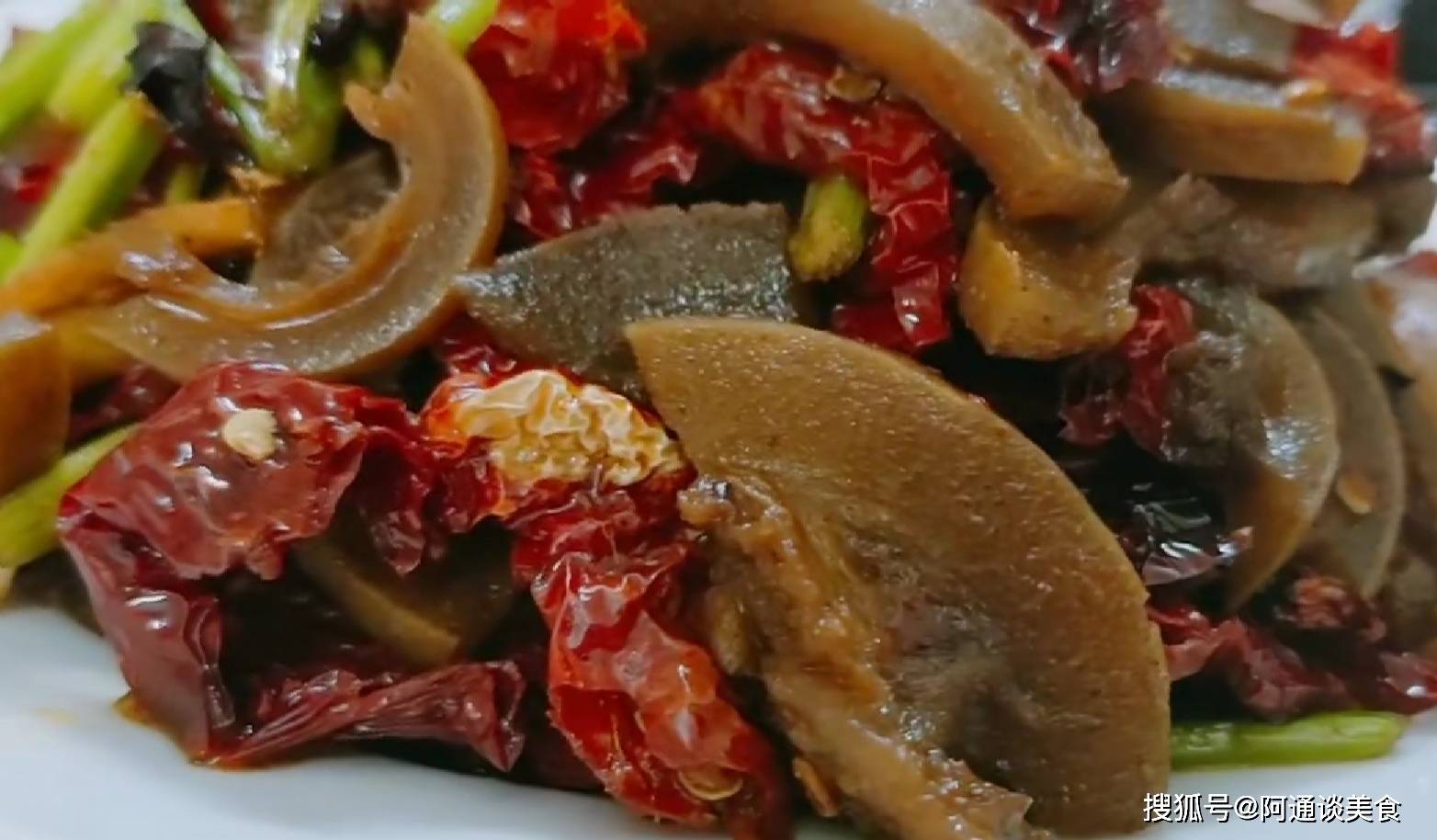 红烧牛皮很多人都没吃过,大火炖一锅,q弹爽口,吃过瘾了