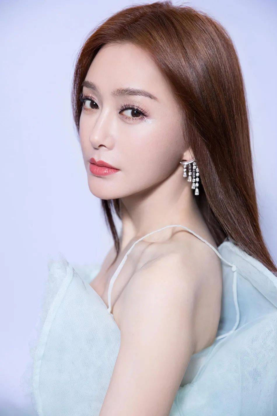 原创秦岚穿吊带羽毛亮片纱裙秀香肩冰肌玉骨性感撩人