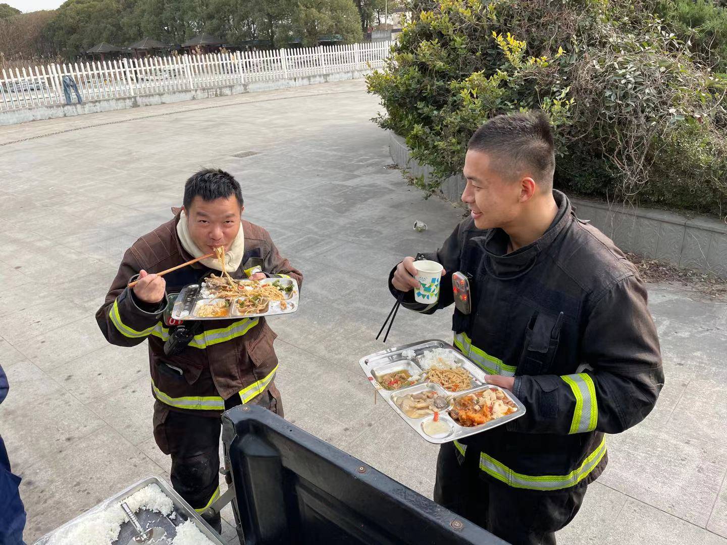 消防战士吃饭图片图片