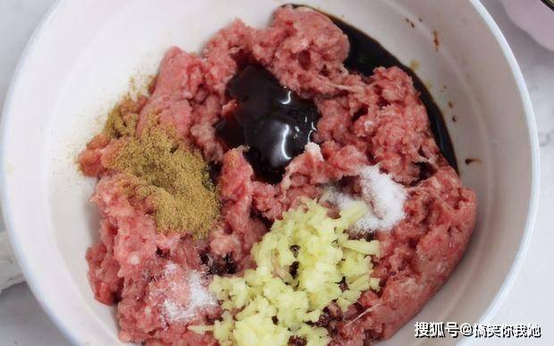 牛肉洋葱饺子馅怎么做 abe6bc52d6c64ce59457bc7ac9d00032.jpeg