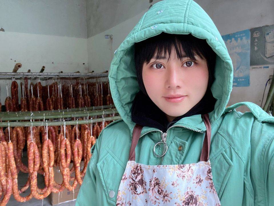 边做腊肉边直播!南充嘉陵这个美女把"家乡味道"推向全国了!