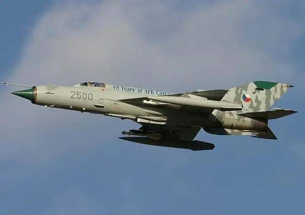 展开剩余68%《亚欧时报》提到的这架米格-21战机,是在1月5日晚上8点15