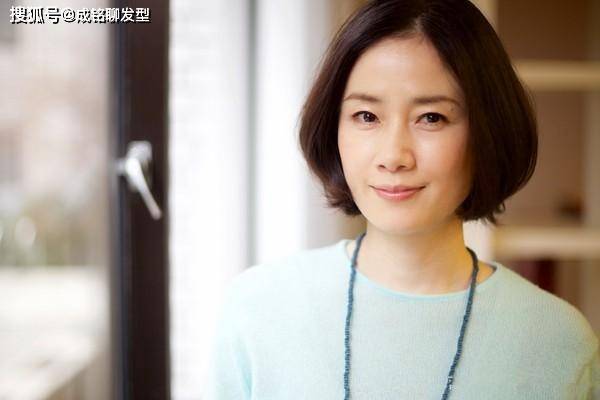 女人变老从短发开始 看几位短发女星的发型 都比同龄人显年轻 中老年人