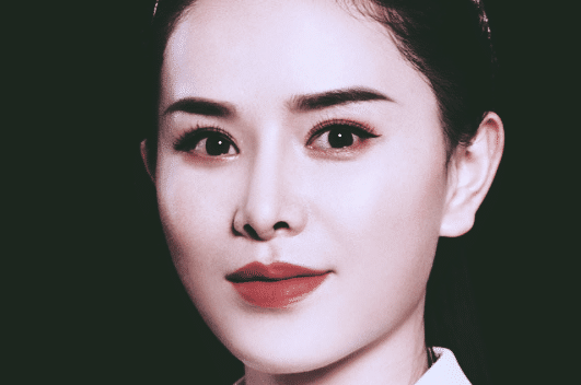 鼻子必须挺直,能够从这个人的做事风格上看出财气,行