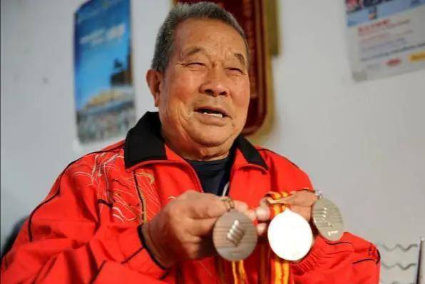 这位大爷太逆天,94岁坚持跑步近70年,被称为中国马拉松第一人_张亮友