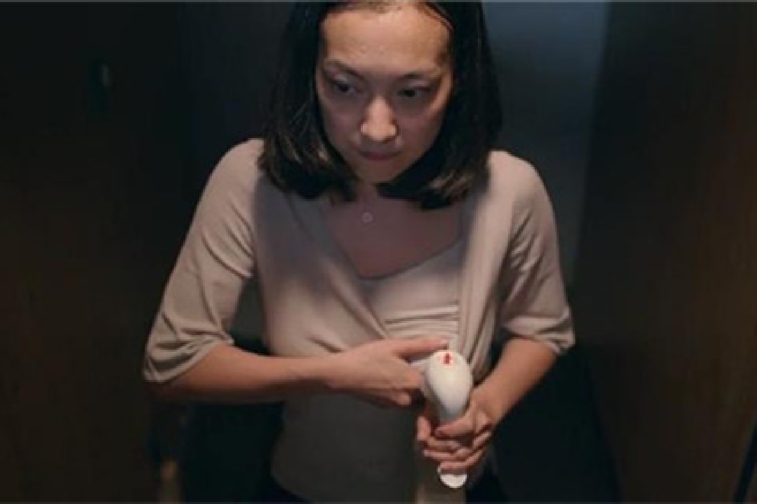 热依扎拍戏间隙在荒野中背奶却被质疑营销好妈妈人设