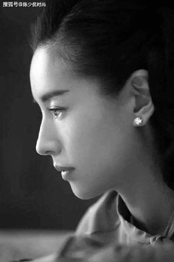 她们侧脸看都有一个清高傲气的鼻子:当然,万茜的情况对比董洁来说完全