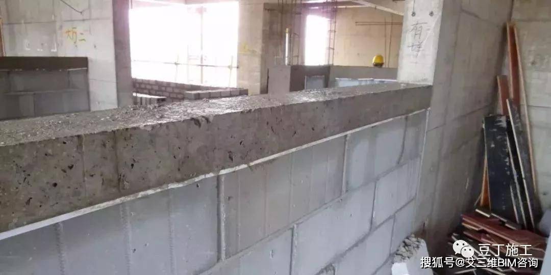 八,塞缝砂浆(细石混凝土)填充墙砌至接近梁底,板底时,预留30~50mm的
