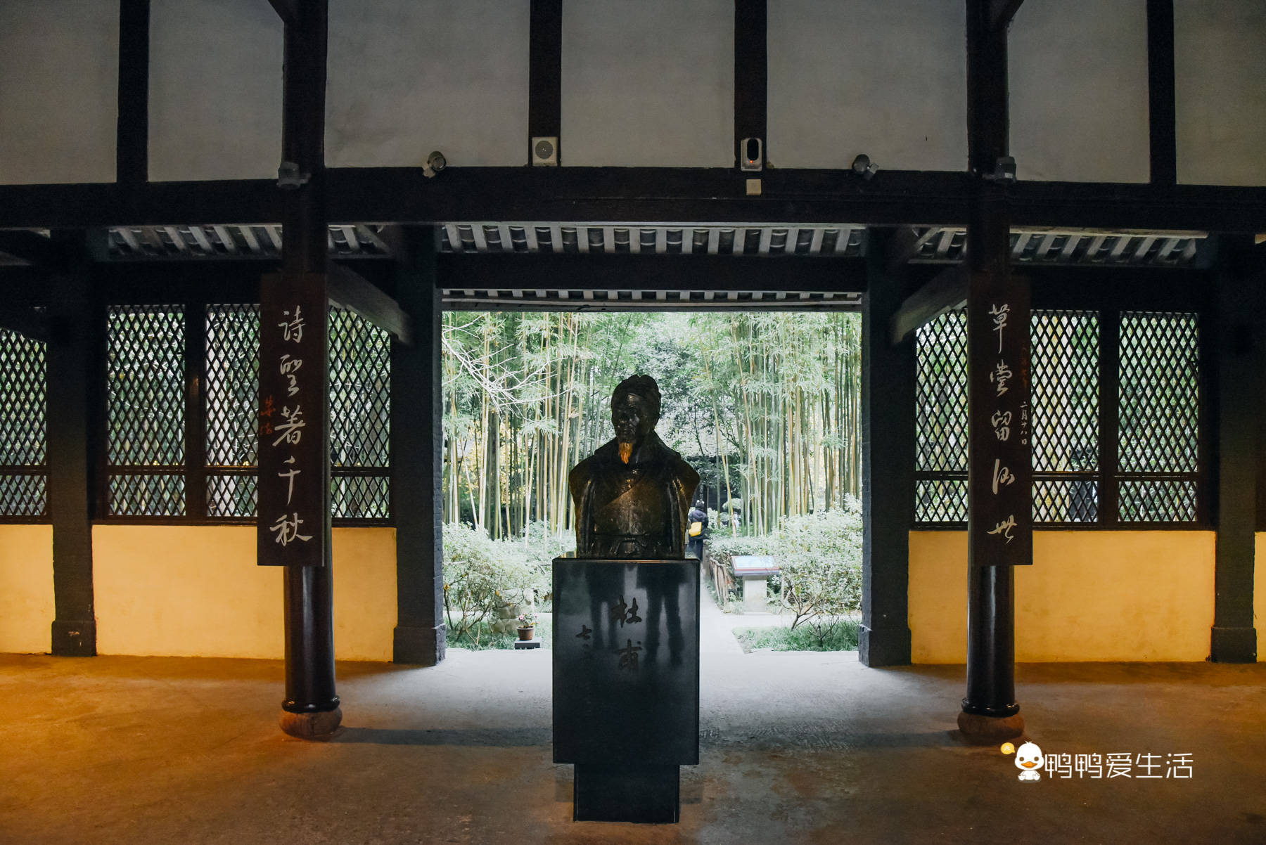 诗史堂,杜甫被尊称为诗圣,它留下的诗集因有强烈的现实意义,被称为"