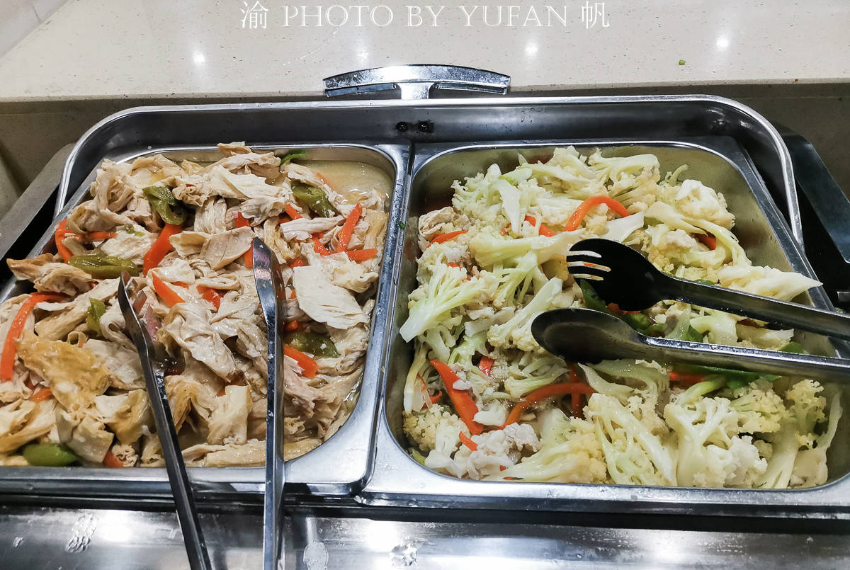 原创高速公路服务区的自助餐,35元36个菜看起来很美,很多人却不敢吃