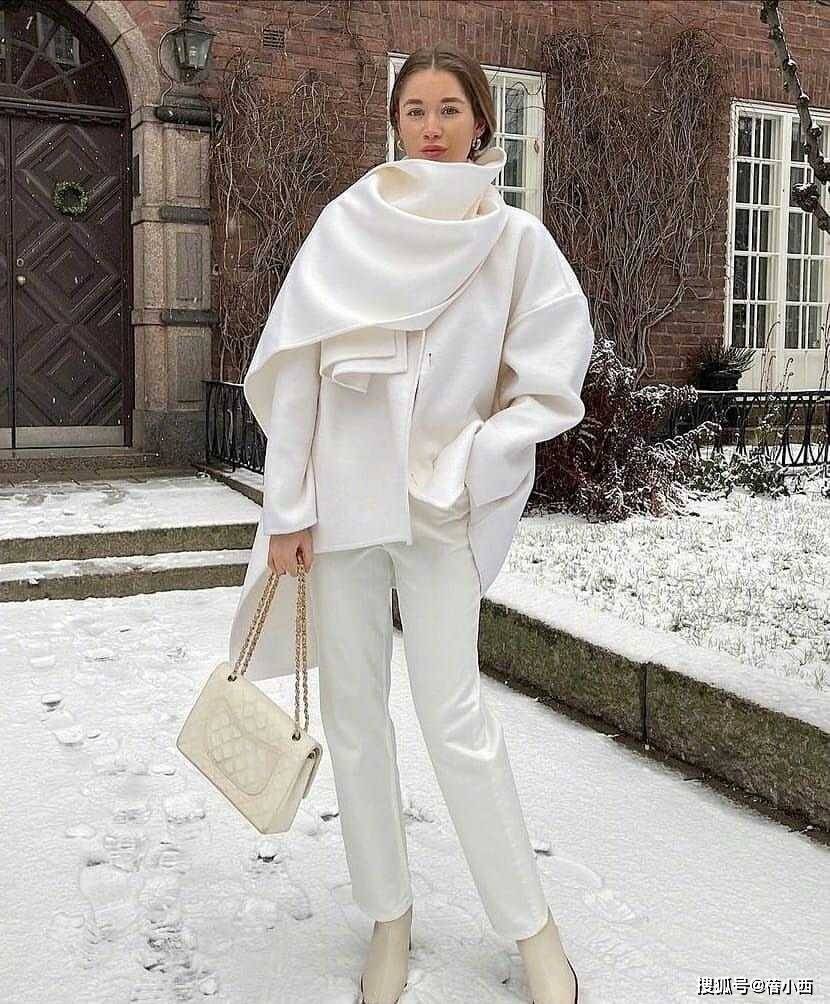 王鸥又现超模式穿搭,白色大衣配破洞牛仔裤,一般人撑不起气场