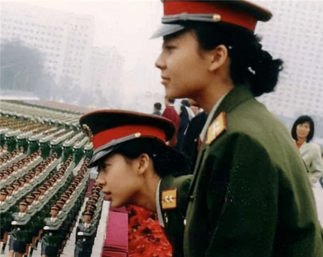 最美双胞胎女兵:曾在99年阅兵仪式上红遍全国,后都嫁给了军人_张莉莉