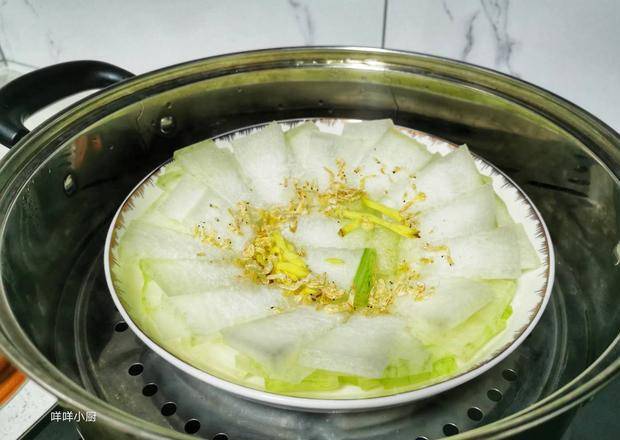 3,蒸锅中放入足量的水,将水烧开后放入冬瓜开始蒸,蒸8分钟就足够了.