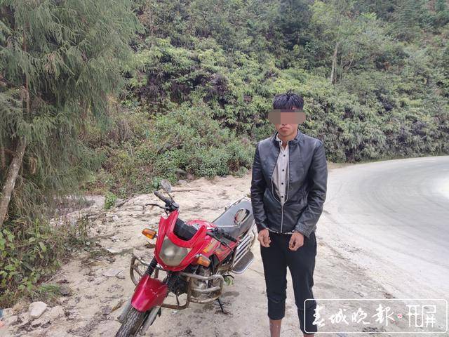 腾冲小伙无证驾驶摩托车 冲卡逃跑直接冲进水塘 行拘 罚款 杨某遂