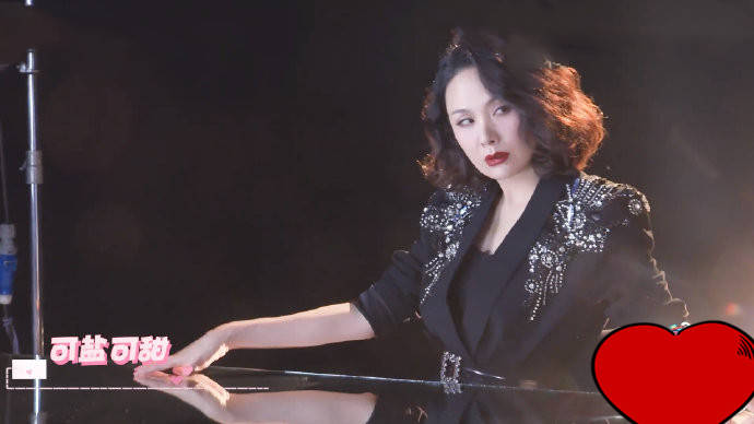 浪姐2官宣程莉莎太激动匆忙借西装拍照挺知性卷发有点显老