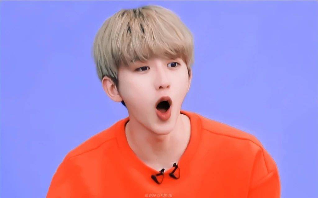 蔡徐坤壁纸他踩着玻璃渣走来拿来的却是玫瑰花