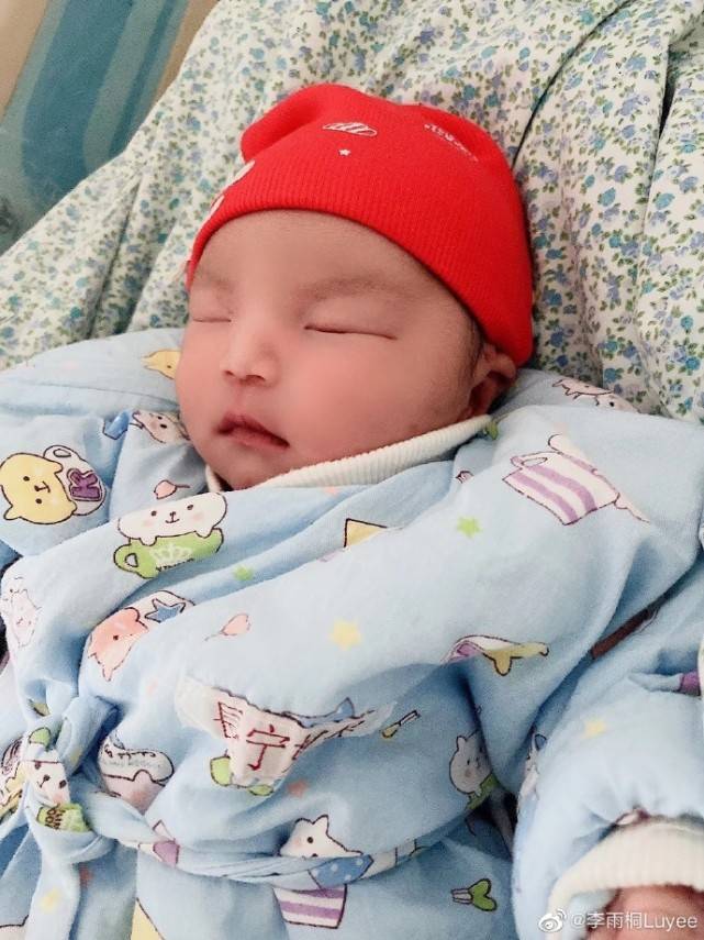 李雨桐宣布当妈 男友晒结婚证官宣结婚 李雨桐转发自嘲 忘说了 薛之谦 李雨桐宣布当妈 男友晒结婚证官宣结婚 李雨桐转发自嘲 忘说了 薛之谦
