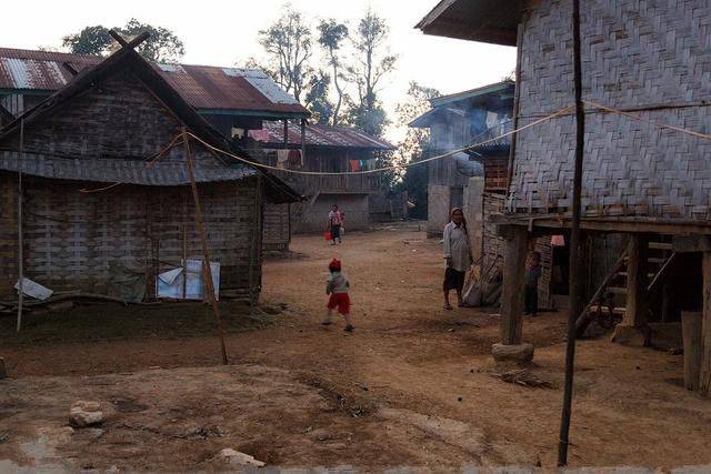 中国小伙在老挝，去老挝农村姑娘家，带你看看当地人的真实生活