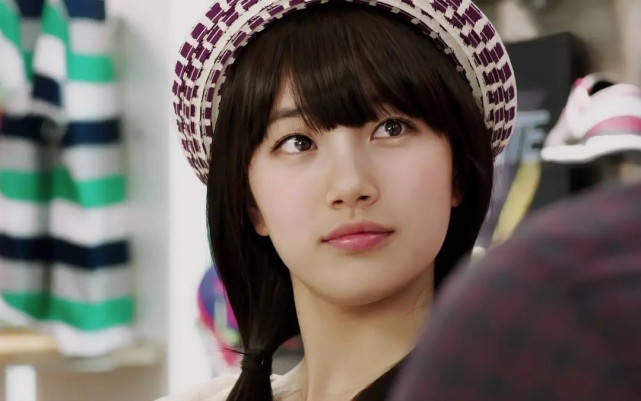 嘴巴好看的艺人金智秀笑起来是心形嘴秀智嘴巴最能种草口红