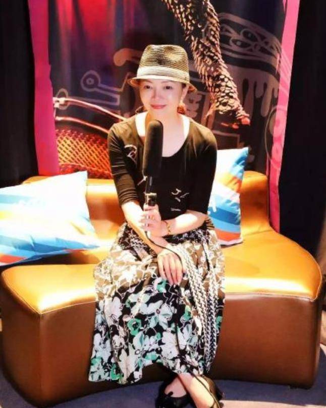 原创昔日当家花旦仇晓与洪涛聚会素颜还那么气质比李湘活的漂亮