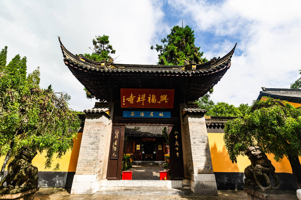 对于北方来说,虞山就是一个土堆,在江南常熟却是一座城的高度