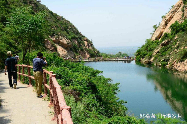 峡谷内群峰林立，登高后宛如与云平行，有着九州太平之美称