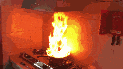 油锅着火怎能扑灭 ffaa584c6eee452ba8633113d0bab753.gif