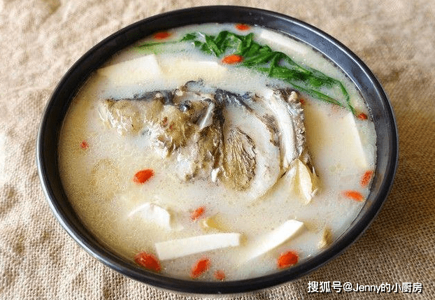 原创炖鱼汤怎么做才好喝?调料别乱加,只加3种就够了,汤不腥鲜味足
