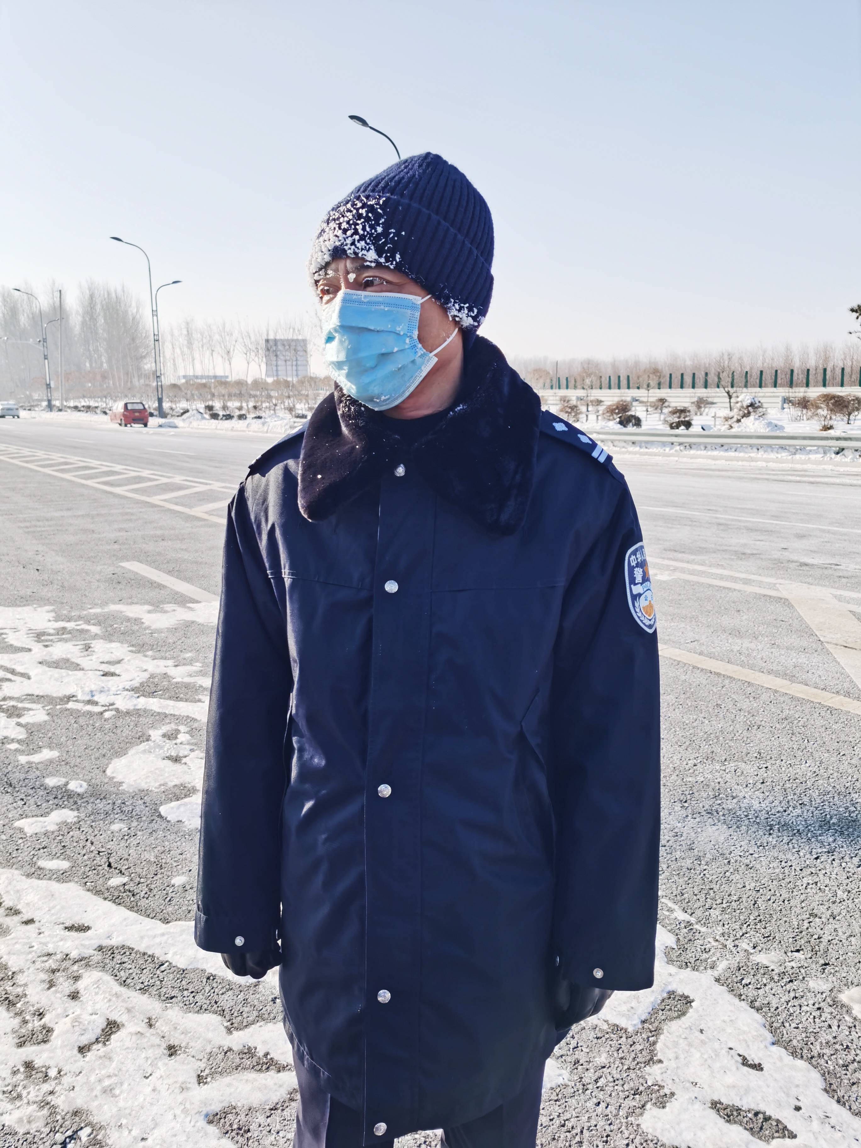 兰西党员民警邱永权王锐卡点一站就是 10个小时