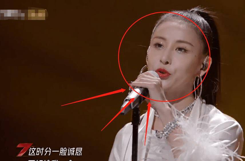 贾青初舞台失误,唱歌时话筒突然掉落,她的救场反应却堪比教科书