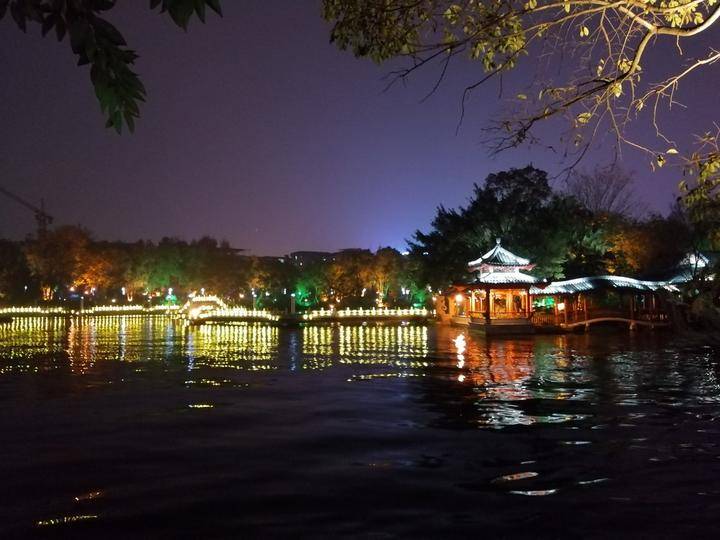 灯火辉煌的两江四湖，是水景夜景的典范，美得不像话