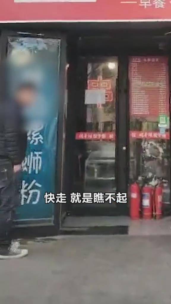 太气人！农民工在北京吃饺子，因拿了两瓣蒜被赶走，网友怒了