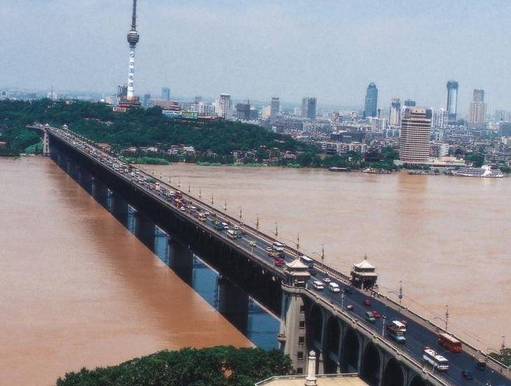 武汉最“霸道”的长江大桥，设计速度是二桥的两倍，至今仍收费