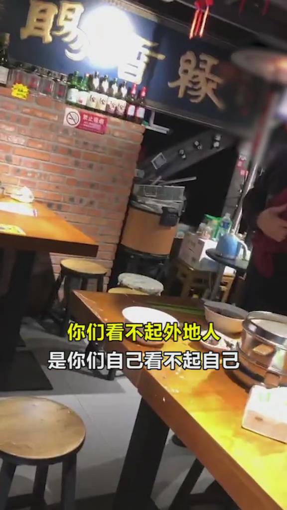 太气人！农民工在北京吃饺子，因拿了两瓣蒜被赶走，网友怒了