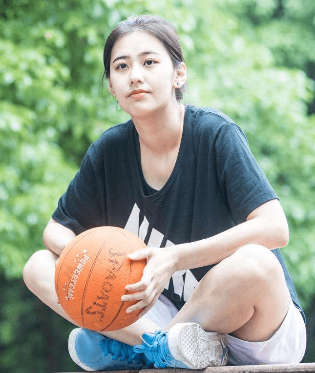 中国篮坛最美女裁判,周杰伦被她美貌吸引,曾直言打球不怕生理期