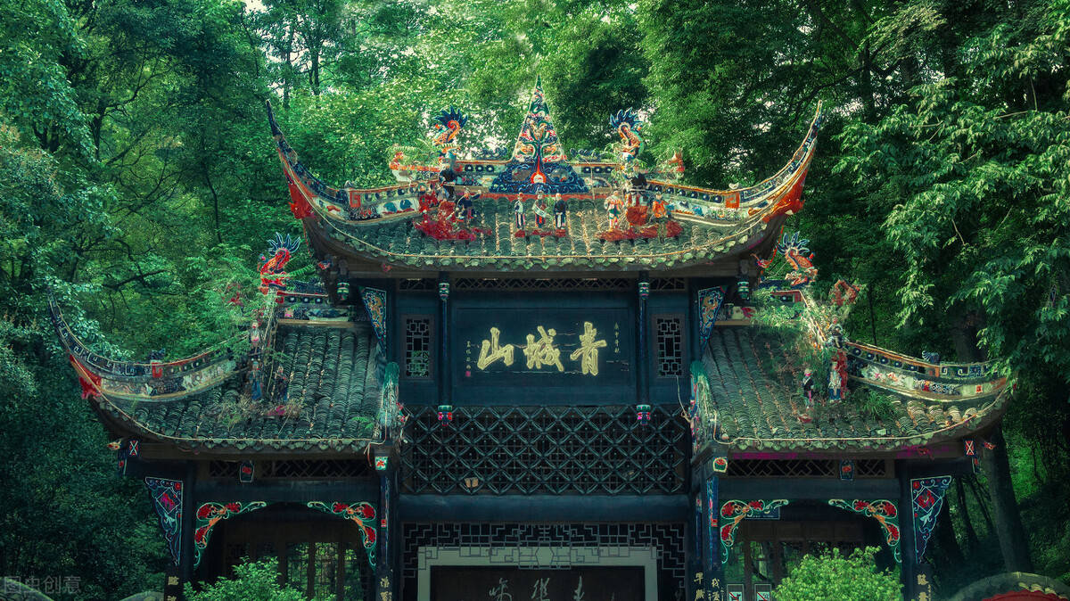 青城山上的建筑,也与道教崇尚自然古朴的理念相适应,青城天下幽_上清宫