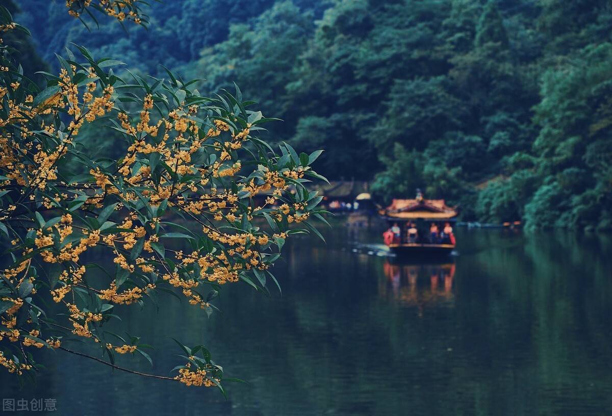 青城山上的建筑,也与道教崇尚自然古朴的理念相适应,青城天下幽_上清宫