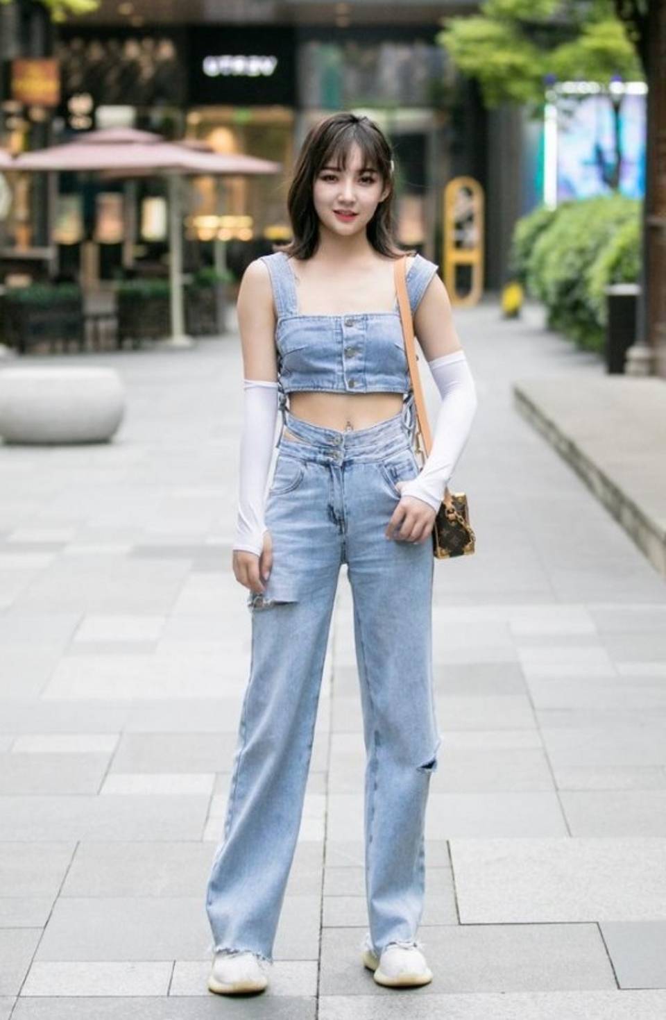 路人街拍,美女穿蓝色高腰款式的吊带背心,充满了休闲时尚的味道